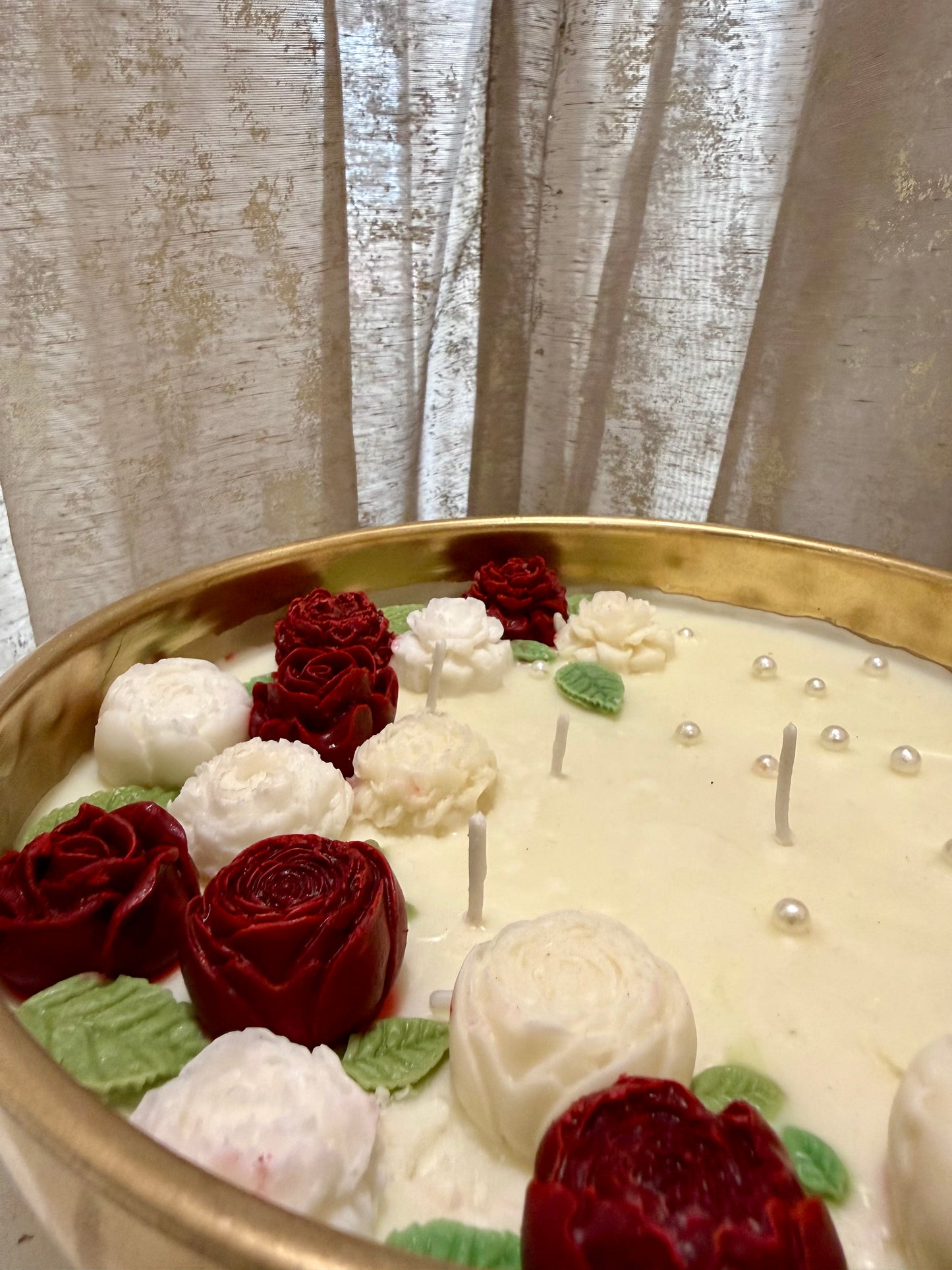 Floral metal urli Candle – Red & White