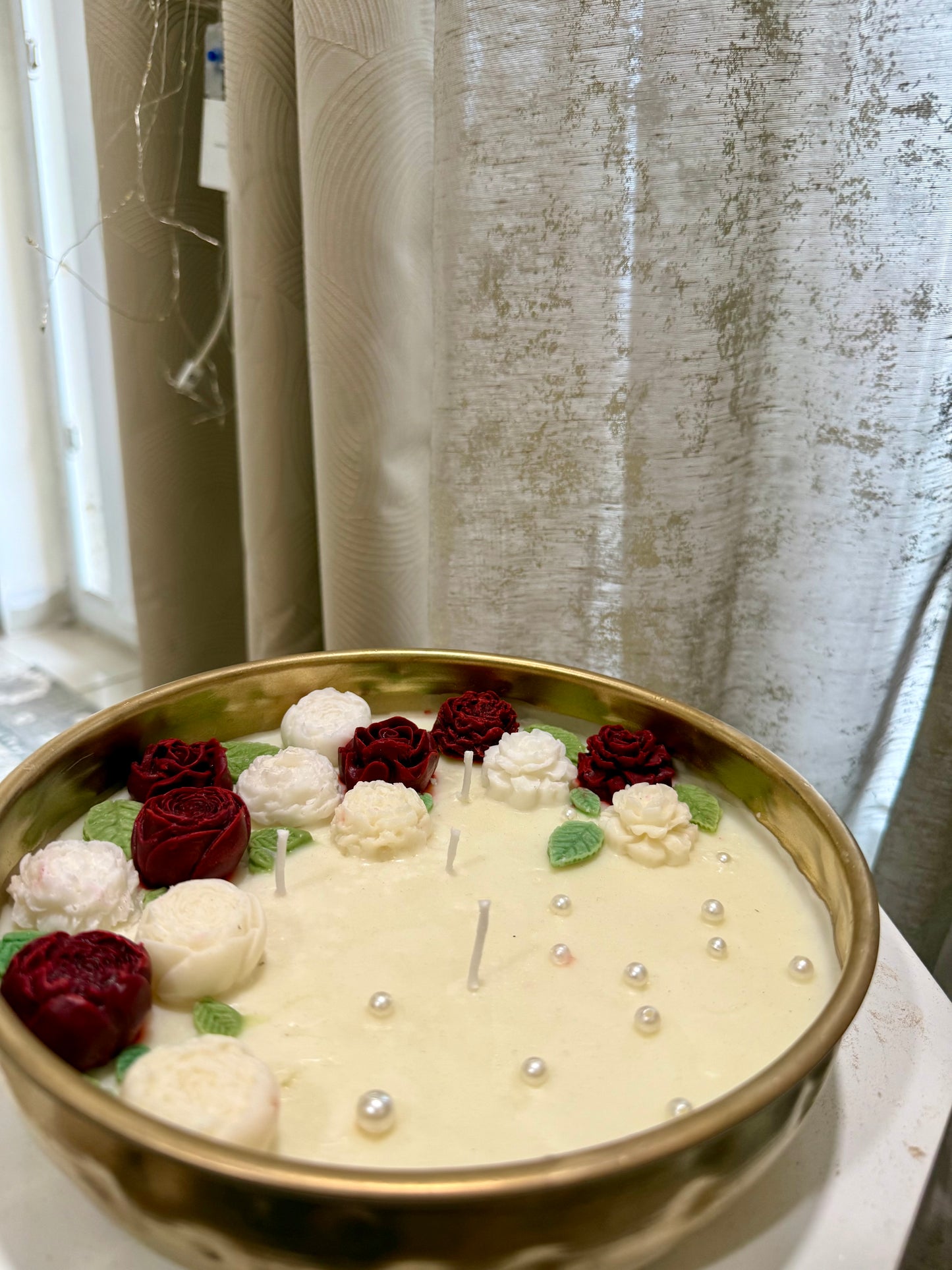 Floral metal urli Candle – Red & White