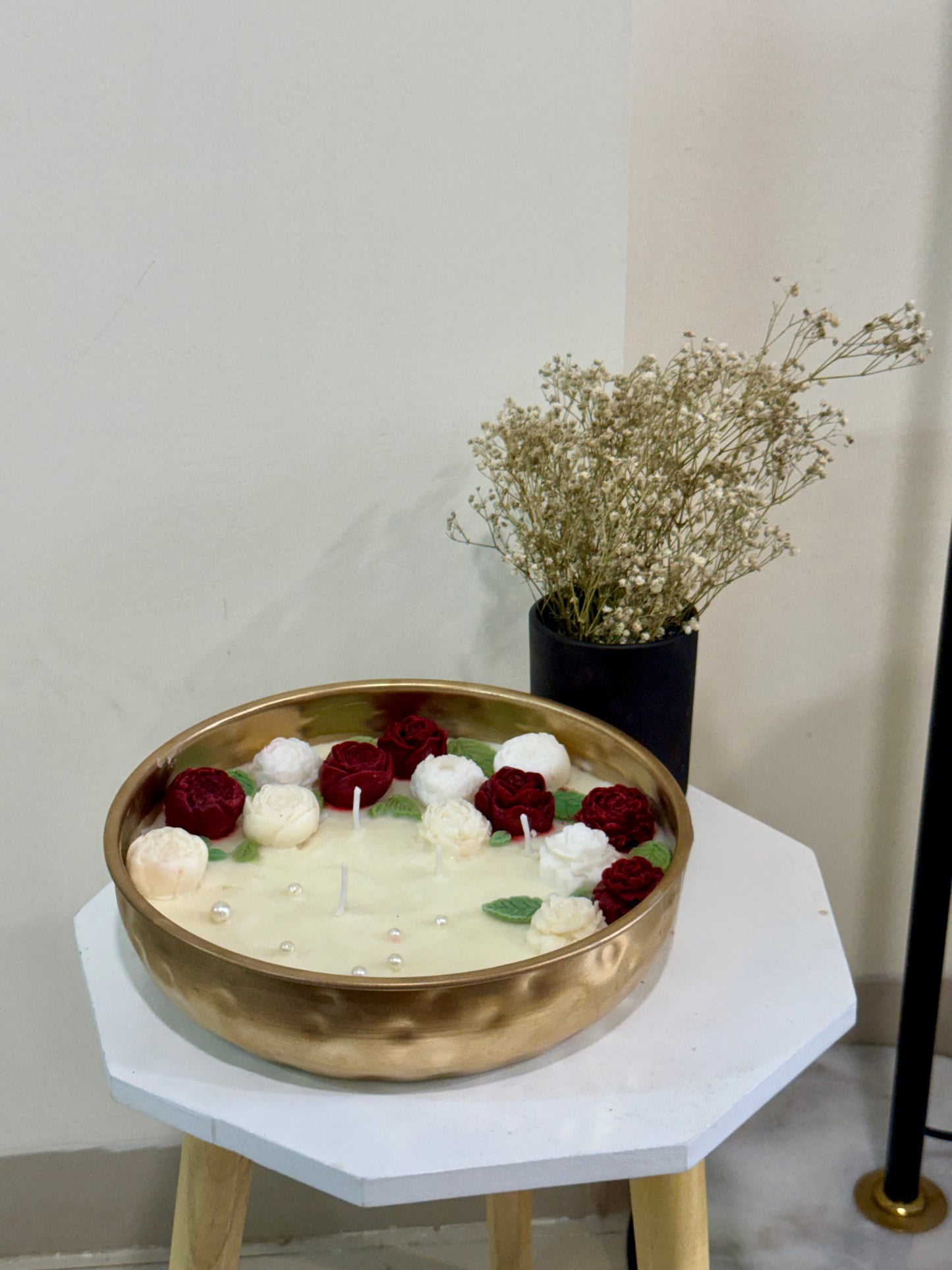 Floral metal urli Candle – Red & White